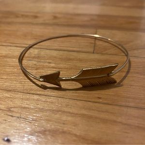 ✨ Gold Arrow Bangle Bracelet